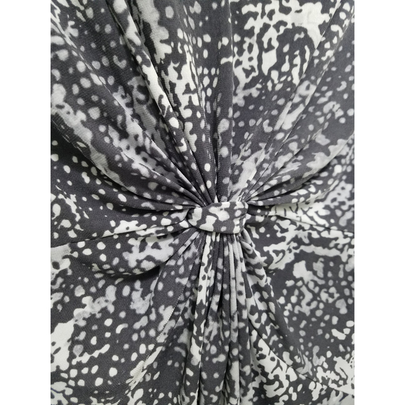 Daisy Fuentes Sz L Short Sleeve Twisted Front BOHO Gray V-NECK Women Top - Picture 12 of 12